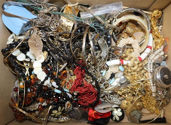 A quantity of mixed costume jewellery.